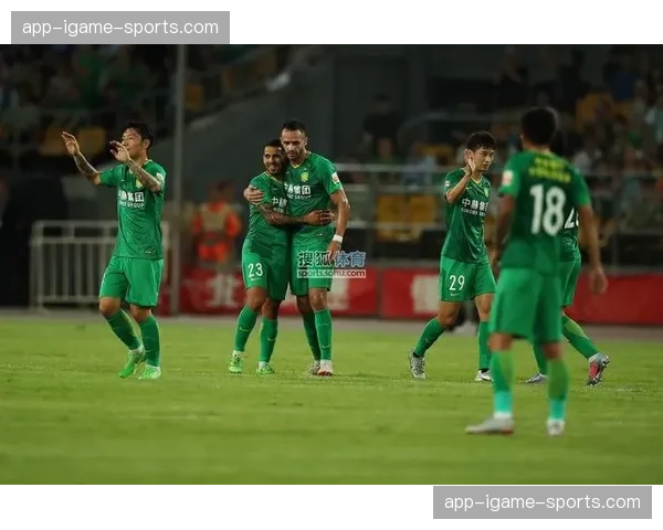 特写：李炎哲被交易后首次重返广州主场，赛后与老队友逐一拥抱