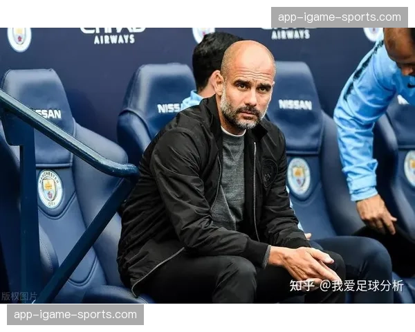 场边观察：当本方后卫被突破后，场边的瓜迪奥拉立即向替补席后防球员布置任务