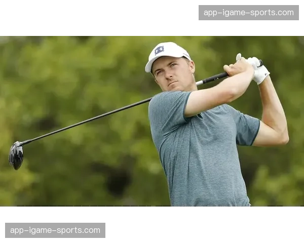 特写：乔丹·斯皮思在湾丘16号洞果岭外切球直接进洞，引发观众疯狂欢呼