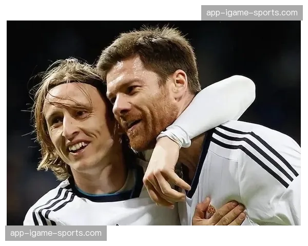 特写：39岁莫德里奇替补登场策动绝杀，伯纳乌全场起立致敬