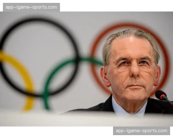 特写：38岁的华金在训练结束后仍加练任意球射门